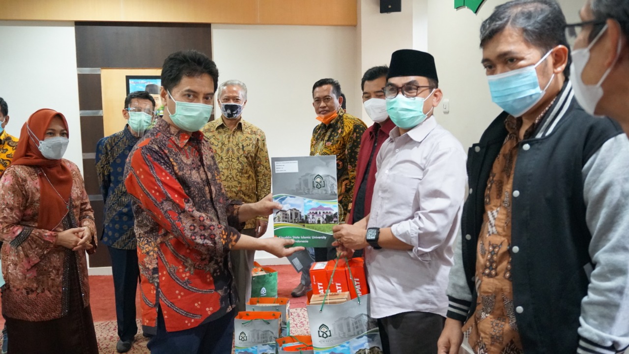 Gambar UIN Alauddin Salurkan 5457 Kartu Perdana Internet Untuk Mahasiswa