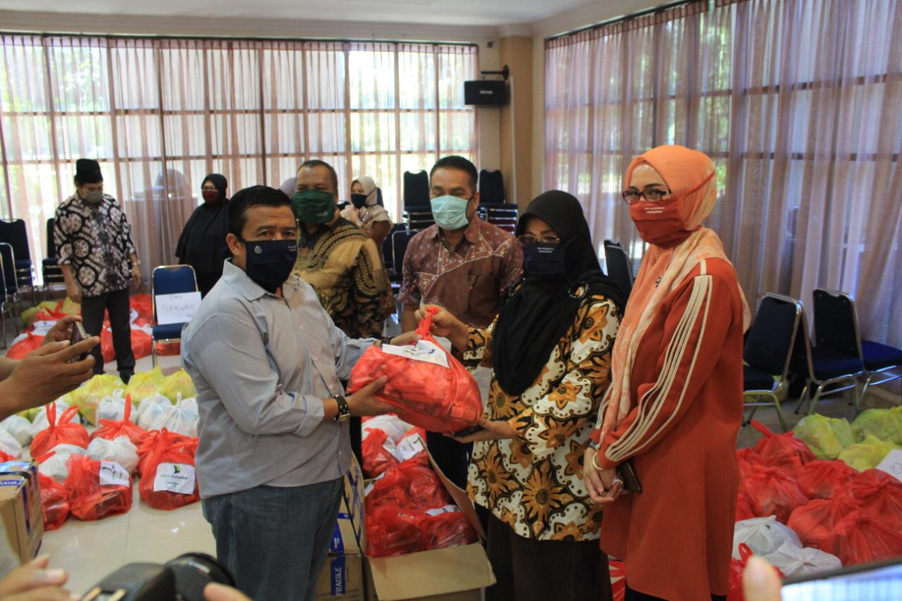 Gambar UIN Alauddin Salurkan Ribuan Paket Sembako Pada Warga dan Mahasiswa