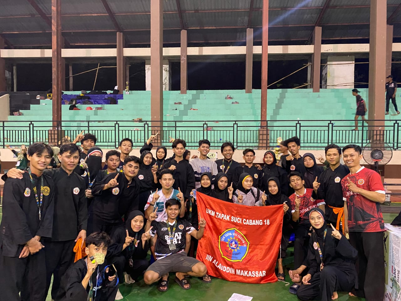 Gambar 16 Medali Bawa UKM Tapak Suci UIN Alauddin Juara Umum I di Kejurnas Pencak Silat