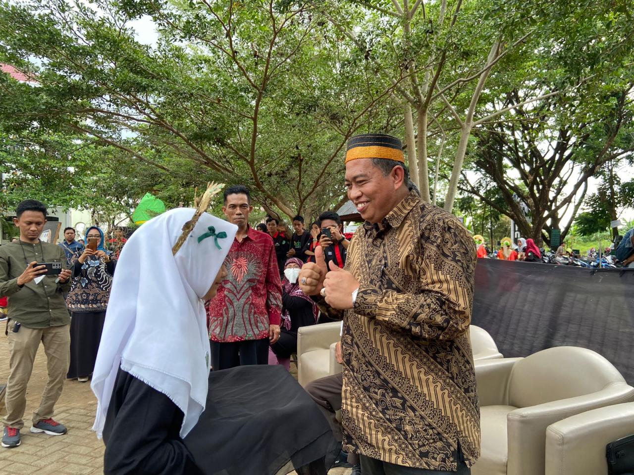 Gambar Unik, PBAK FTK UIN Alauddin Ditutup dengan Upacara Adat, Rektor Puji Dekan