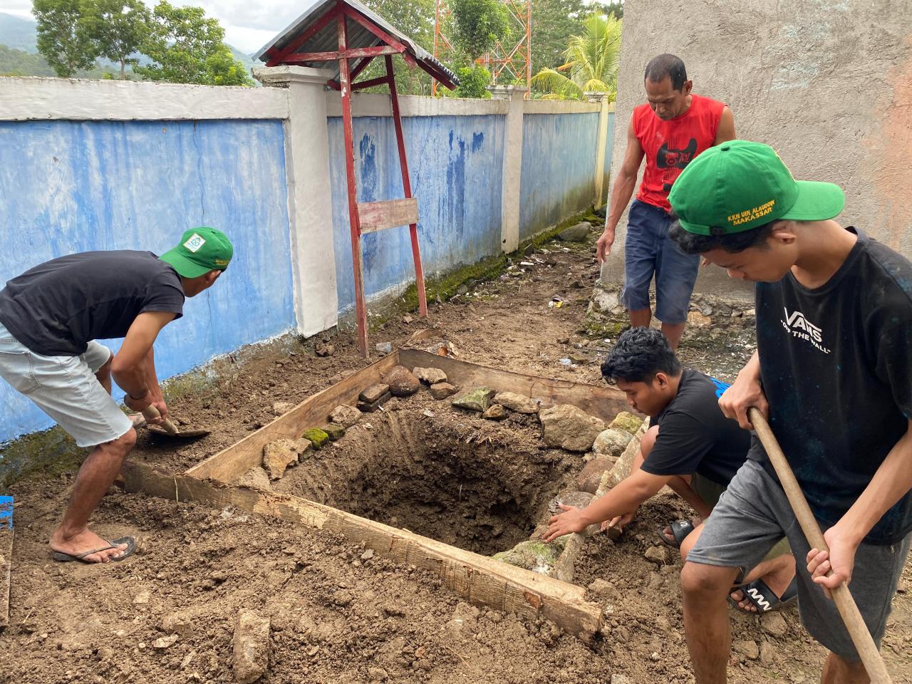 Gambar Upaya Mewujudkan Lingkungan Bersih dan Sehat, Mahasiswa KKN Lakukan Pembuatan Sanitasi Sampah dan Bi