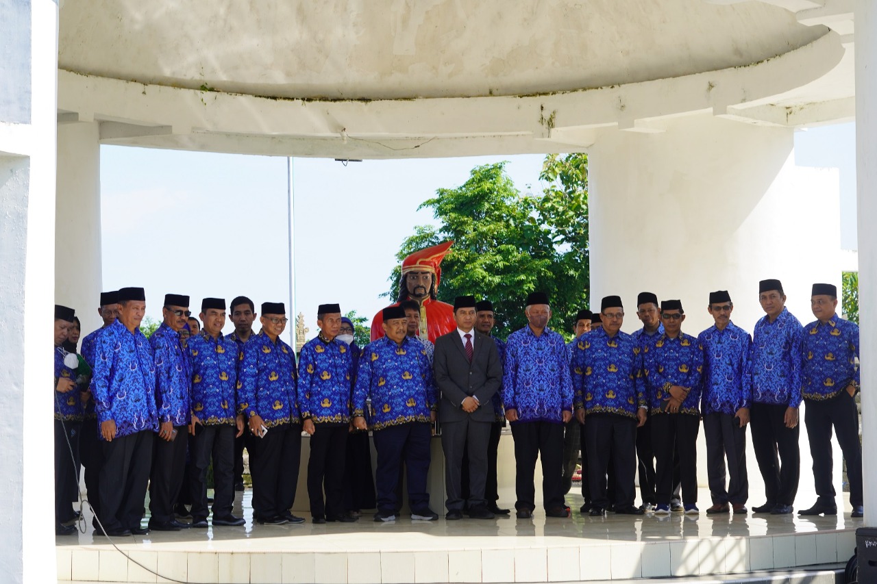 Gambar Usai Upacara, Keluarga Besar UIN Makassar Ziara dan Tabur Bunga ke Makam Pahlawan Sultan Hasanudin