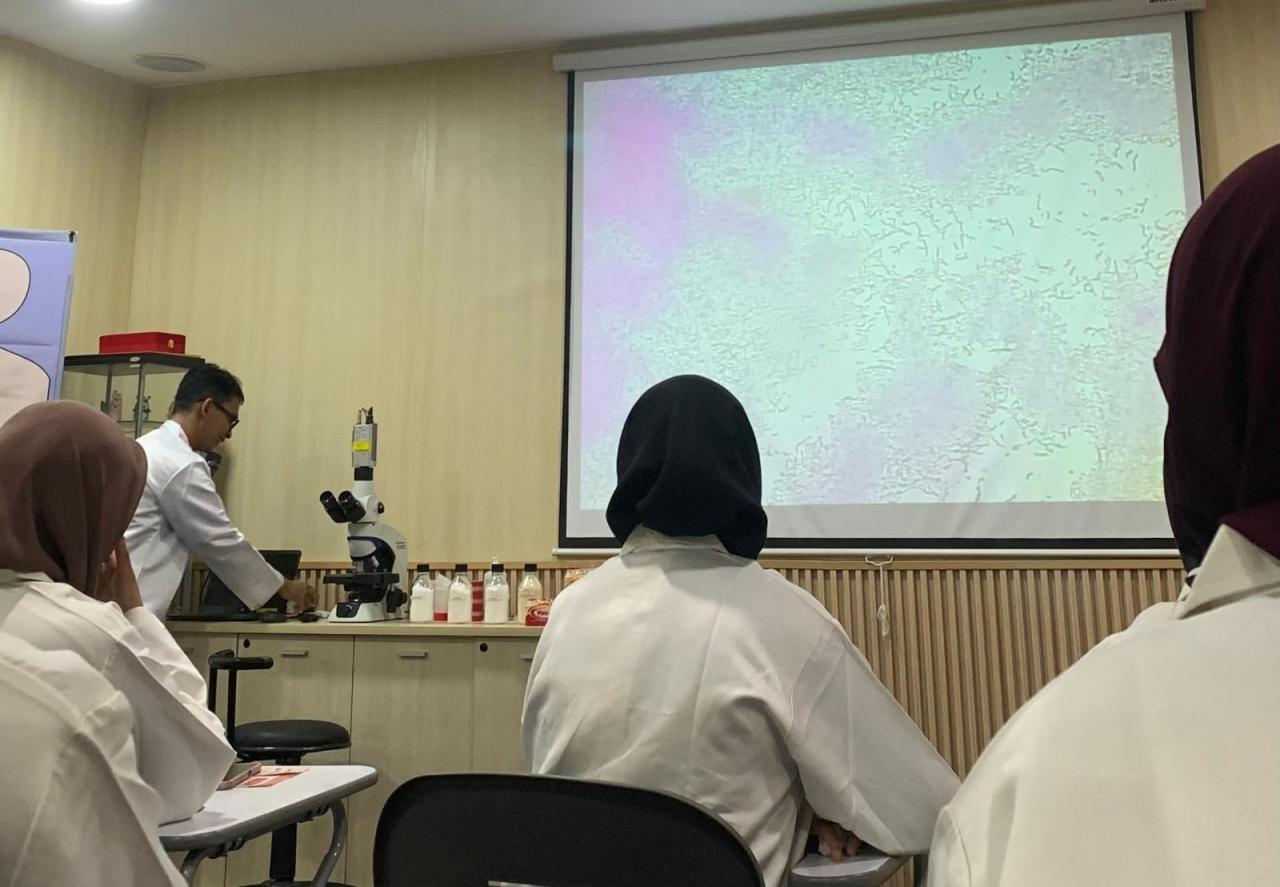 Gambar Wadahi Kader Belajar Wirausaha dan Bisnis, UKM Kopma Kunjungi Produsen Minuman Kesehatan