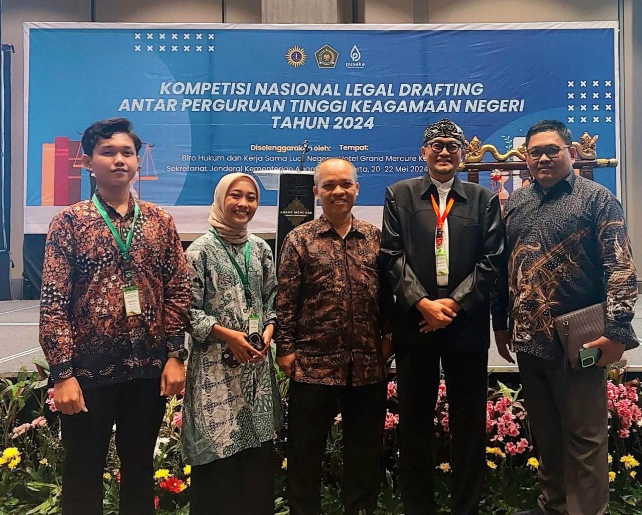 Gambar Wakil Dekan l FSH Dampingi Mahasiswa di Kompetisi Nasional Legal Drafting Antar PTKIN di Jakarta