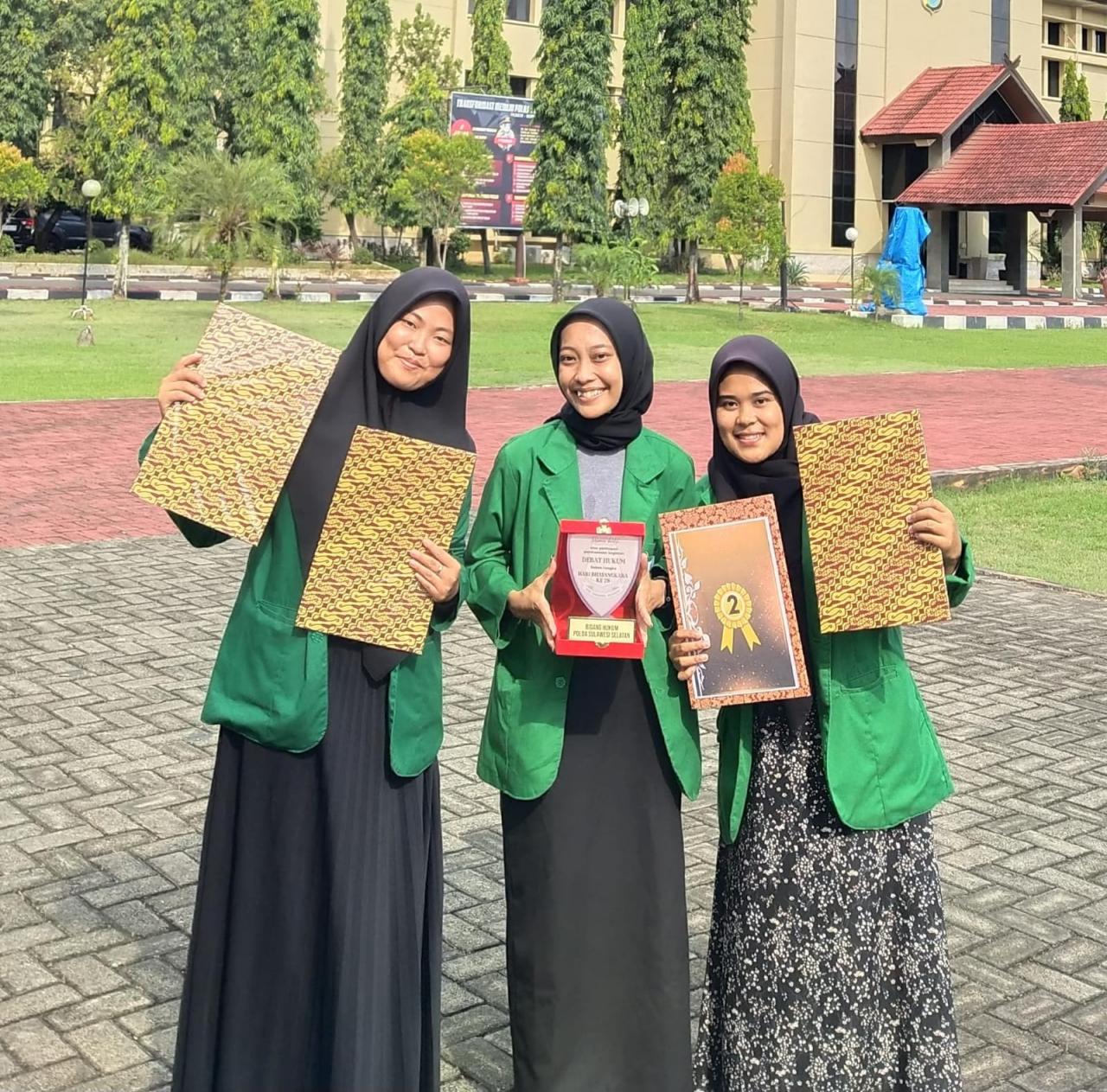 Gambar Walau Dengan Persiapan Singkat, Tiga Mahasiswa FSH Mampu Sabet Juara Dua Lomba Debat