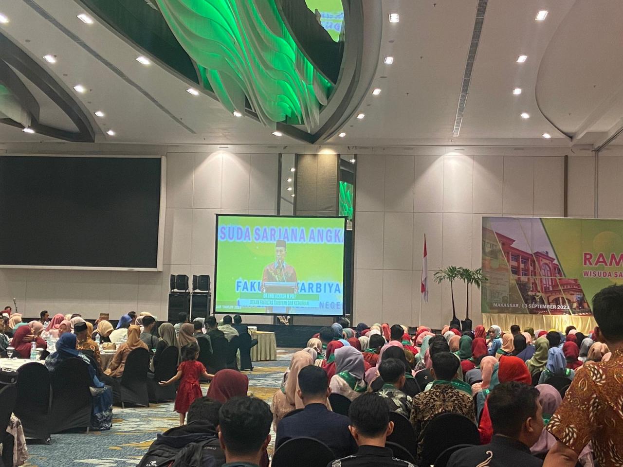 Gambar Wisudawan Terbaik 3 Angkatan FTK UIN Alauddin Terima Penghargaan