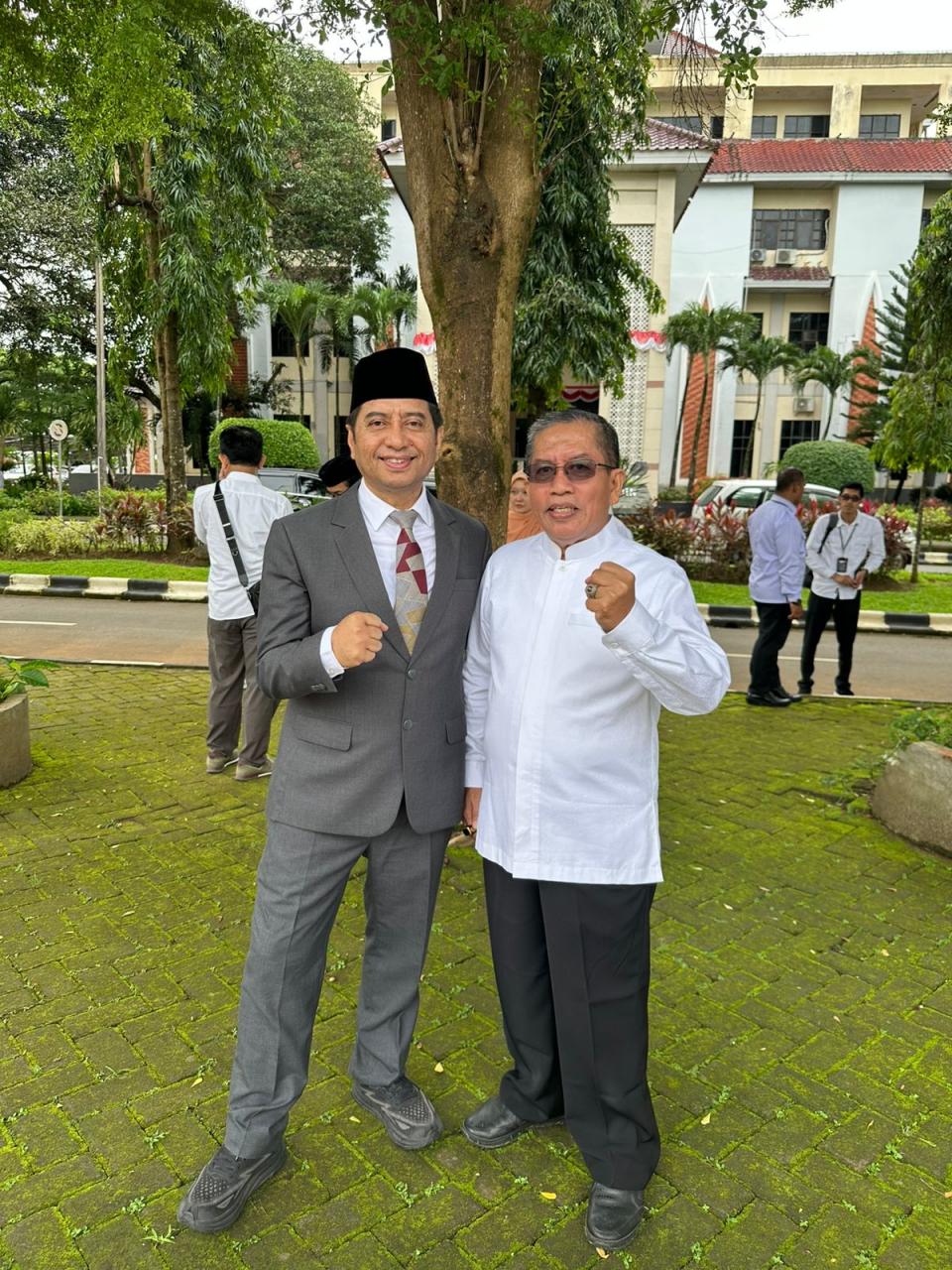 Gambar Dialektika Kunci: Simfoni Penjagaan dan Pembebasan dalam Struktur Sosial