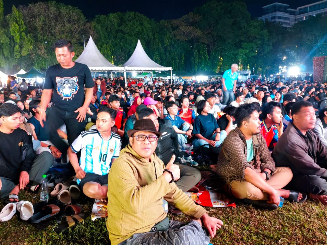 Gambar Di Balik Sorak Penonton: Catatan Akhir Piala Dunia